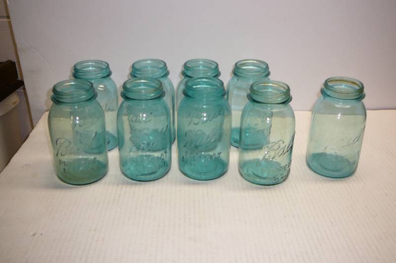lot 320 image: 9 Blue Ball Mason Quart Jars