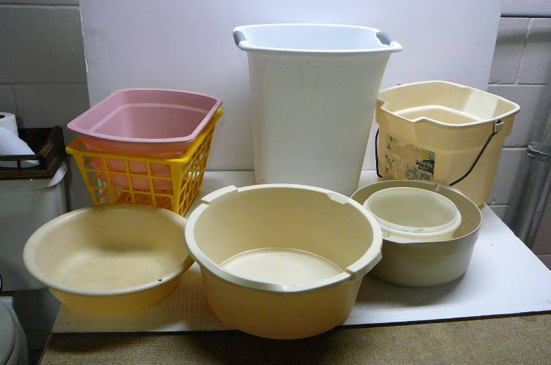 lot 331 image: Plastic Garbage Can, Misc. Plastic buckets