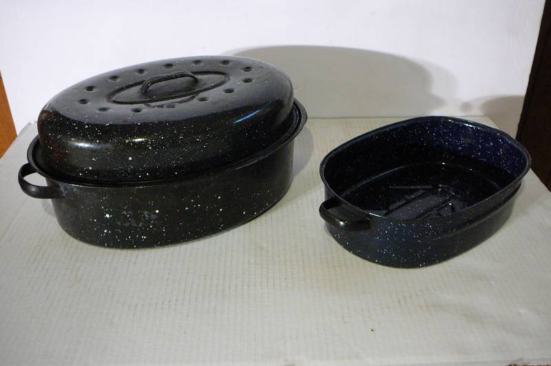 lot 337 image: Large Blue enamel Roaster, Small Blue Roaster