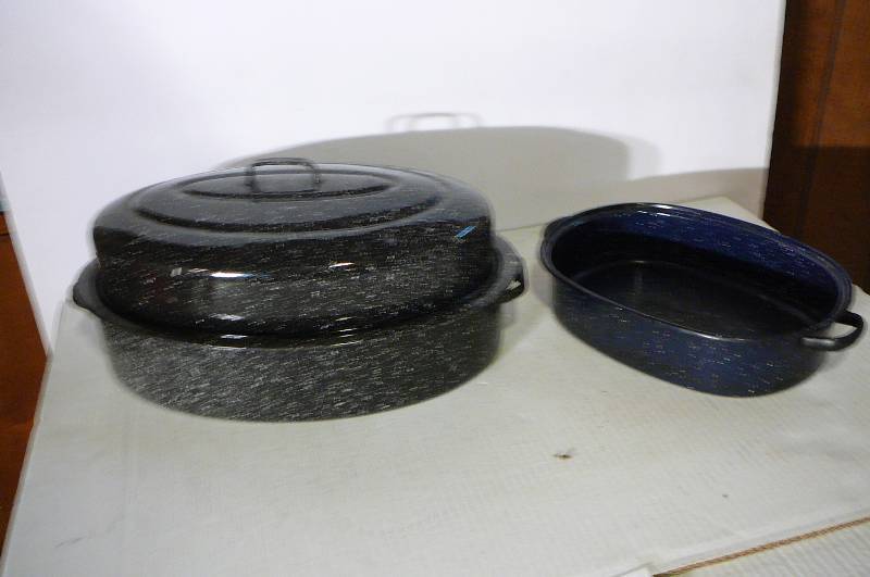 lot 338 image: Large Blue enamel Roaster, Small Blue Roaster