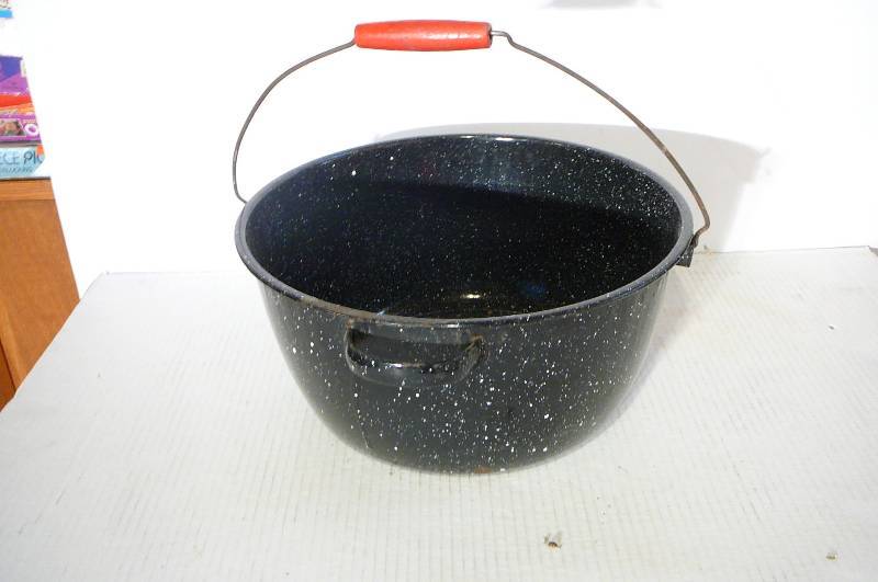 lot 340 image: Large Blue Enamel Pot with handle