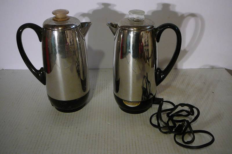 lot 346 image: Farberware Electric Coffee Maker 12 cup with Cord, 1 without cord