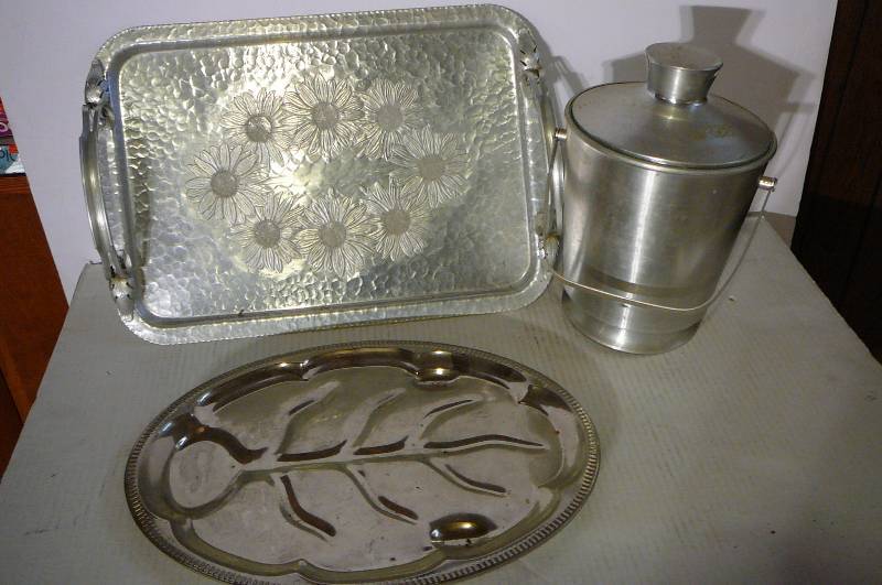 lot 351 image: Vintage Metal Trays, Metal Ice bucket