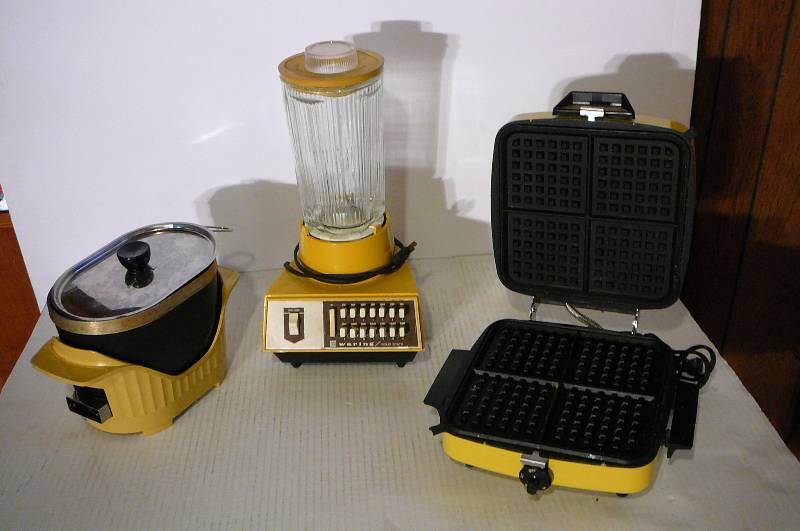 lot 352 image: Small Kitchen appliances, Deep Fryer, Blender, Waffle Maker ( Like new)