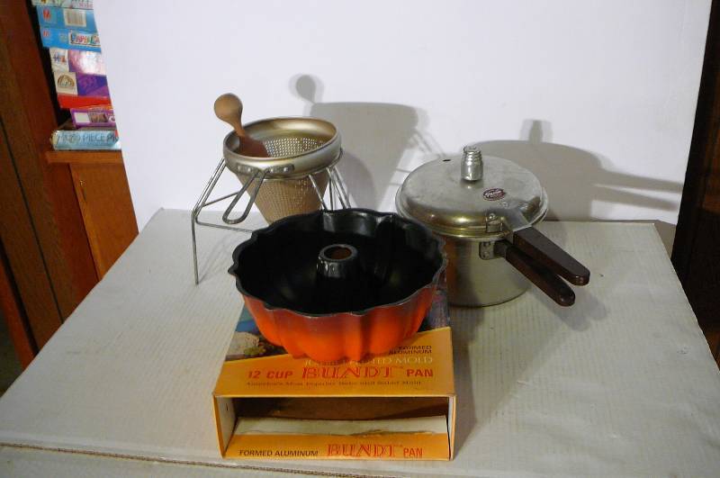 lot 358 image: Bundt Pan, Canning Equipment, Pressure Cooker