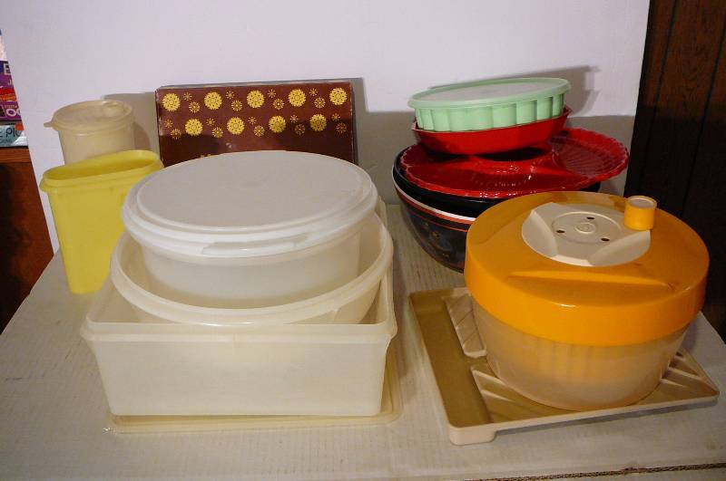 lot 360 image: Misc. Tupperware, Microwave pans, Salad Spinner