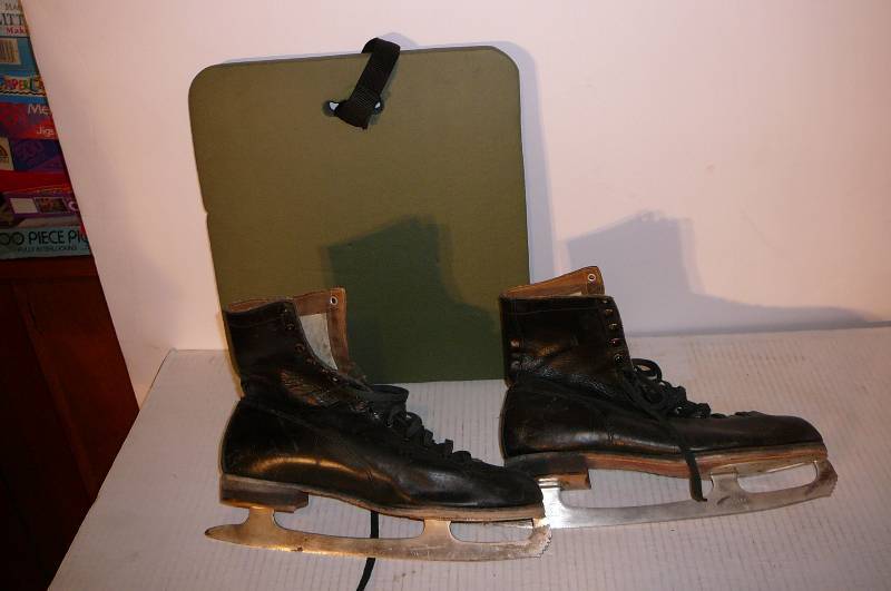 lot 372 image: Mens Ice Skates Size 10, Foam Seat Cushion