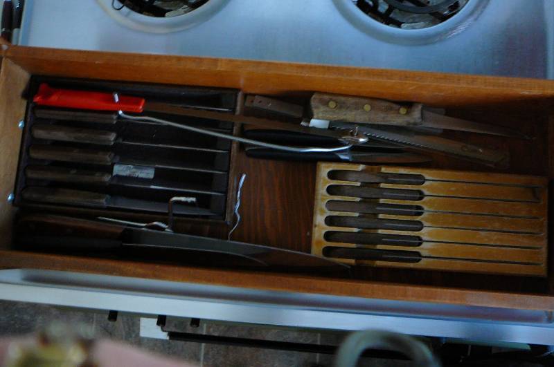 lot 378 image: Lot of Knives, S sets of Steak knives, Misc. and Electric Knife
