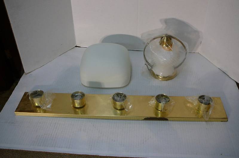 lot 272 image: Light Fixtures 3 count