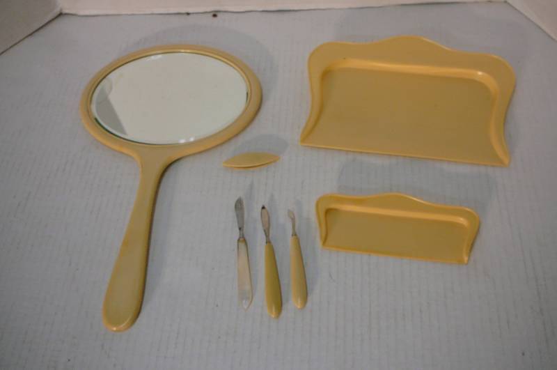 lot 274 image: Vintage Mirror & Dressing Table Items