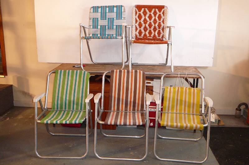 lot 392 image: 5 Fold up vintage lawn chairs