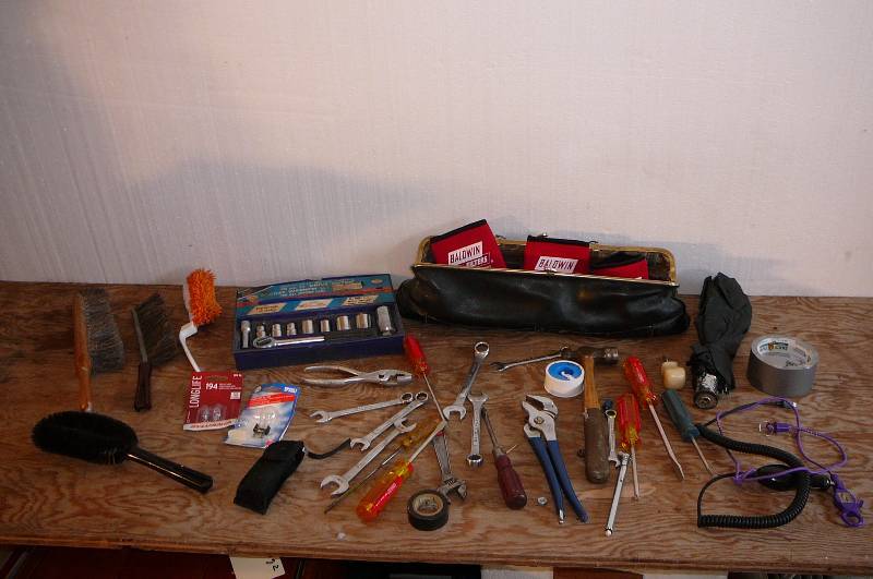 lot 400 image: Various Tools, Brushes, Trouble light 12v
