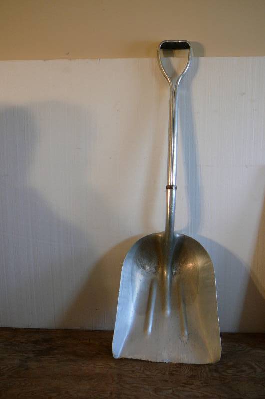 lot 405 image: Aluminum Scoop Shovel