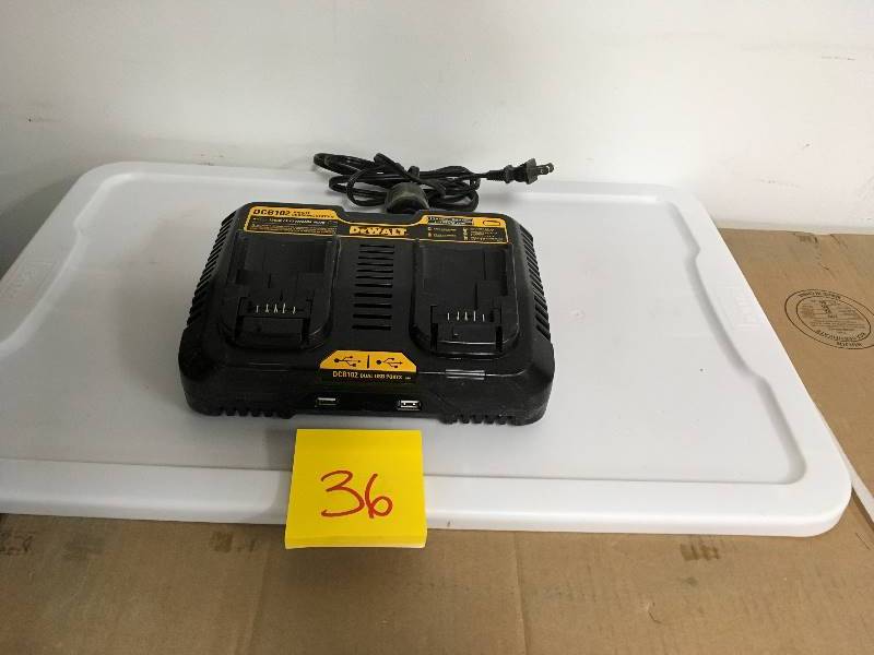 DeWalt 12Vto 20 Volt Max Jobsite Dual Charger with 2 USB Ports in like new condition