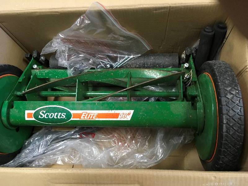 Scotts 16 in. Manual Walk Behind Push Reel Lawn Mower in like new condition