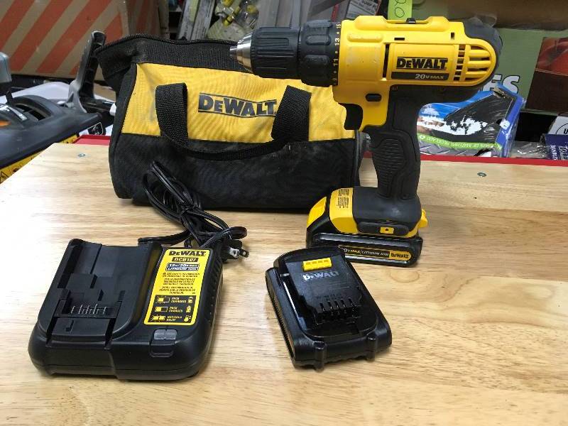 DeWalt 20-Volt MAX  Cordless Lithium-Ion 12 inch Compact Drill in like new working conditions