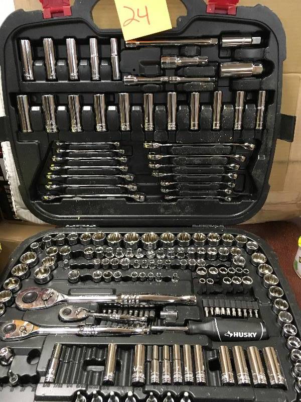 Husky Mechanics 14 -38 and 12 in. Drive socket Set. Missing Pieces