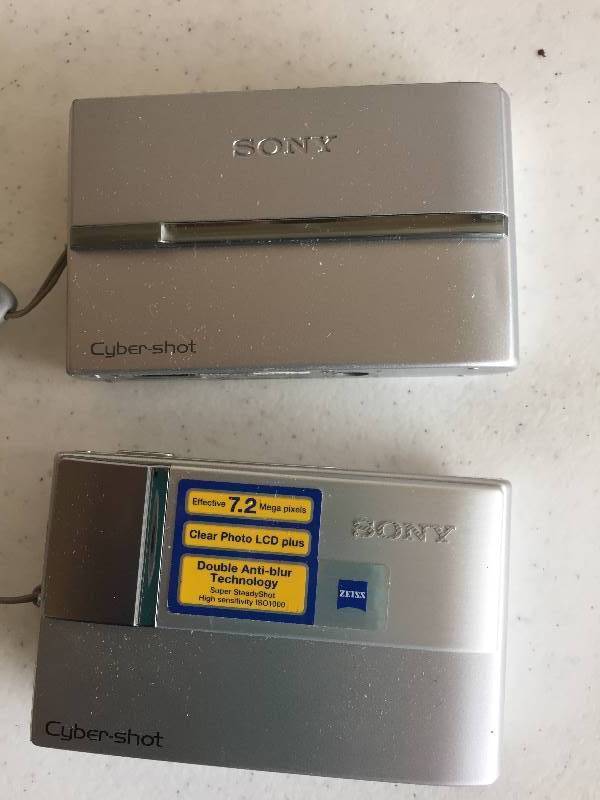 lot 69 image: 2 Sony Cybersho Digital Cameras