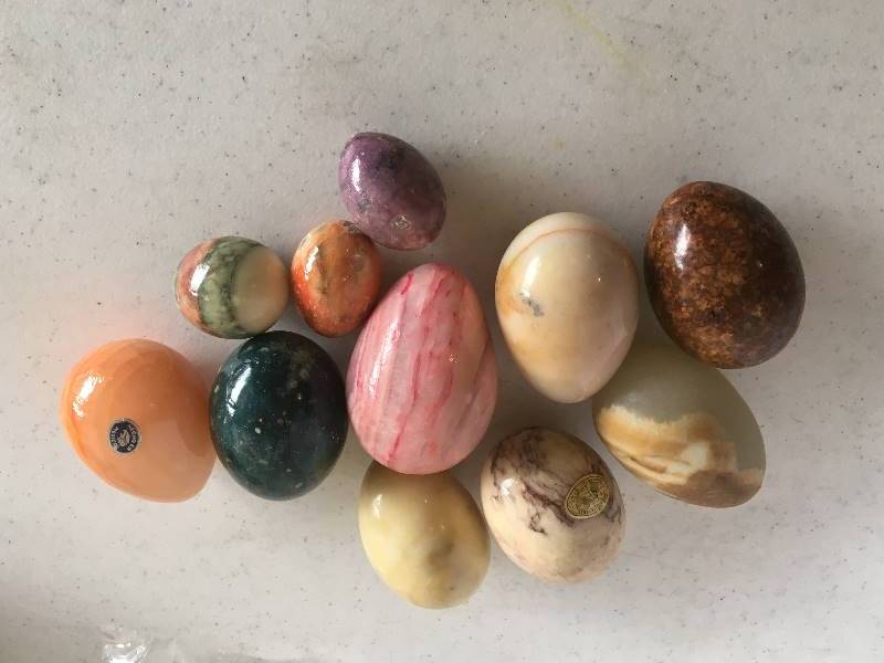 lot 84 image: Alabaster & Onyx Eggs