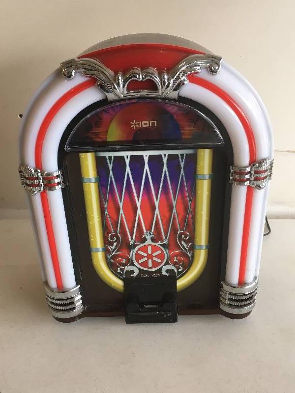 lot 100 image: ION Jukebox Dock Ipod