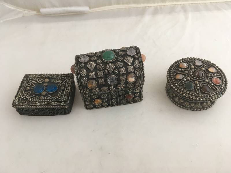 lot 169 image: Glass & Metal Trinket Boxes