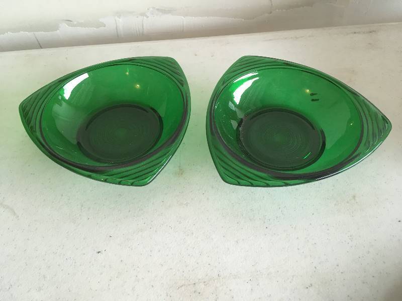 lot 171 image: Green Glass Dishes & Art Glass Vase