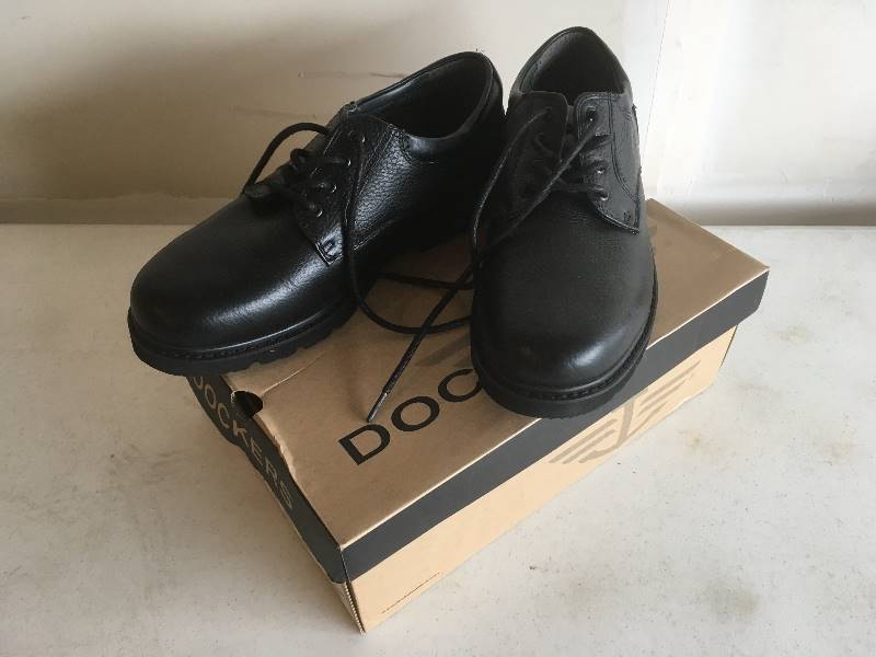 lot 182 image: New Dockers Black Shoes 10.5M