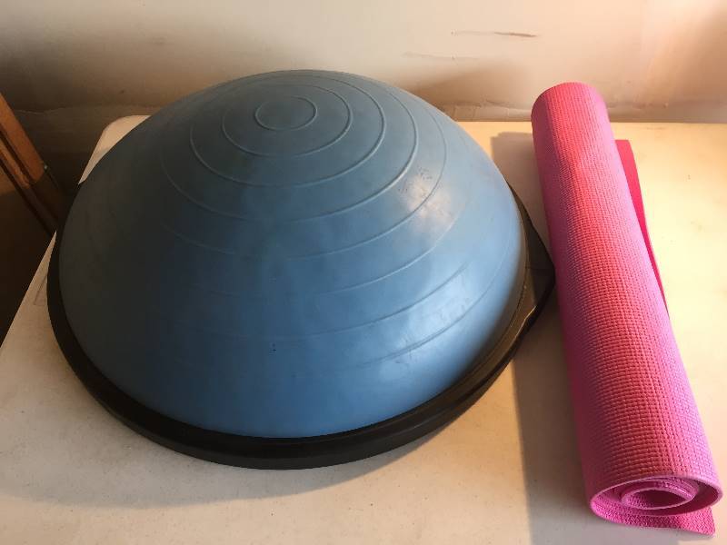lot 211 image: BOSU & Yoga Pad