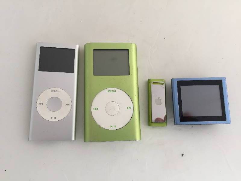 lot 282 image: Apple Ipods & Polaroid PMP120-4