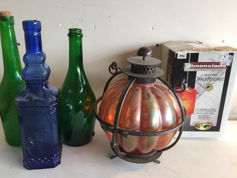 lot 287 image: Decorative Glass & Pendant Light