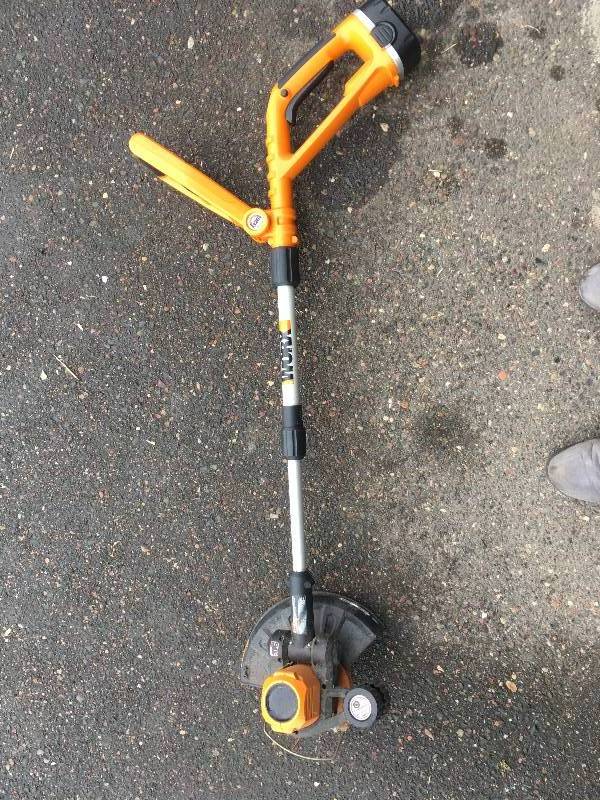 lot 304 image: WORX Weed Wacker Trimmer
