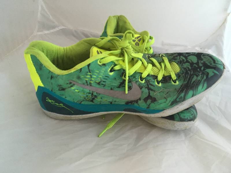 lot 323 image: Nike Shoes Size 13