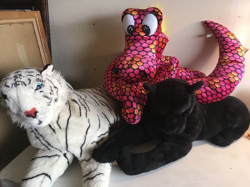 lot 234 image: Giant Stuffed Animals