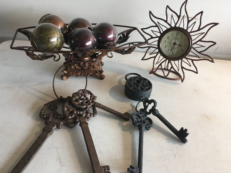lot 248 image: Metal Decorations - Clock, Keys, Basket