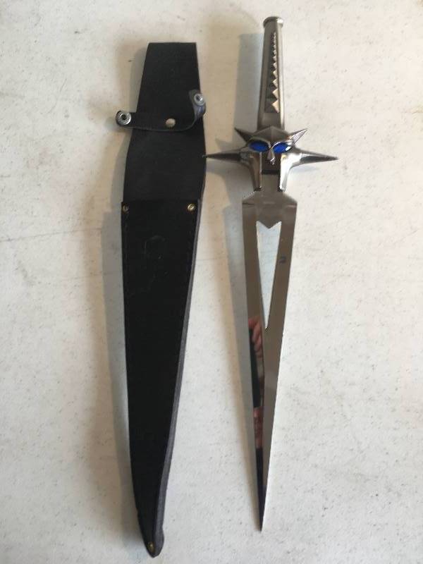 lot 257 image: Stainless Knife & cover