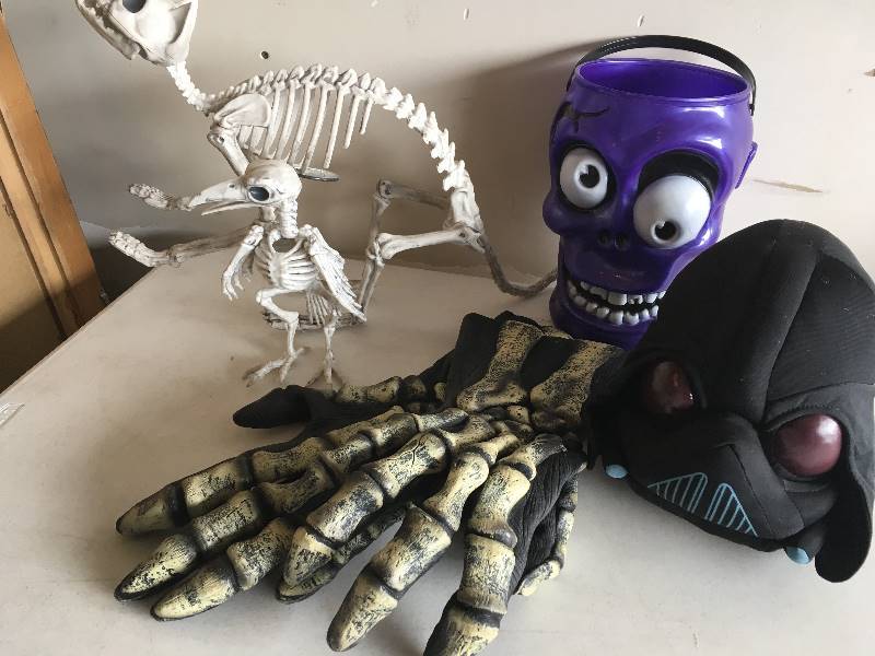 lot 271 image: Halloween Decorations