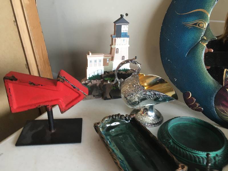 lot 293 image: Decorative Collection - mirrors, hanger, dishes, more