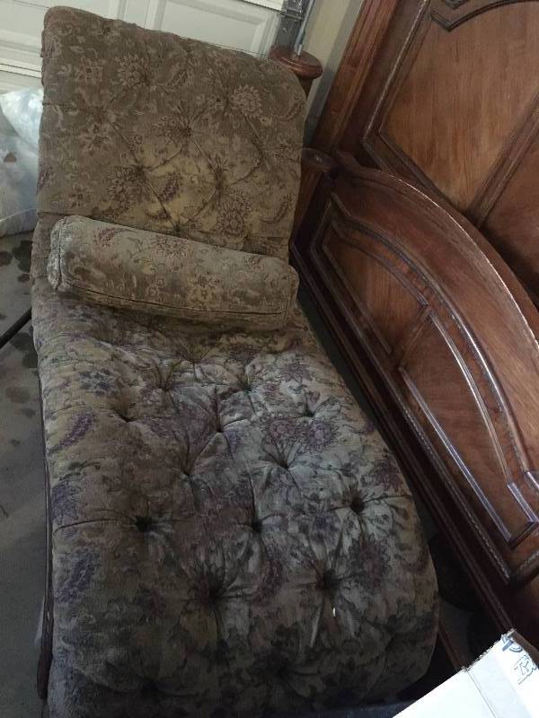 lot 5 image: Fainting Couch - Carved Wood