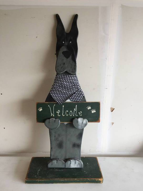 lot 36 image: Large Dog Wooden Welcome Sign