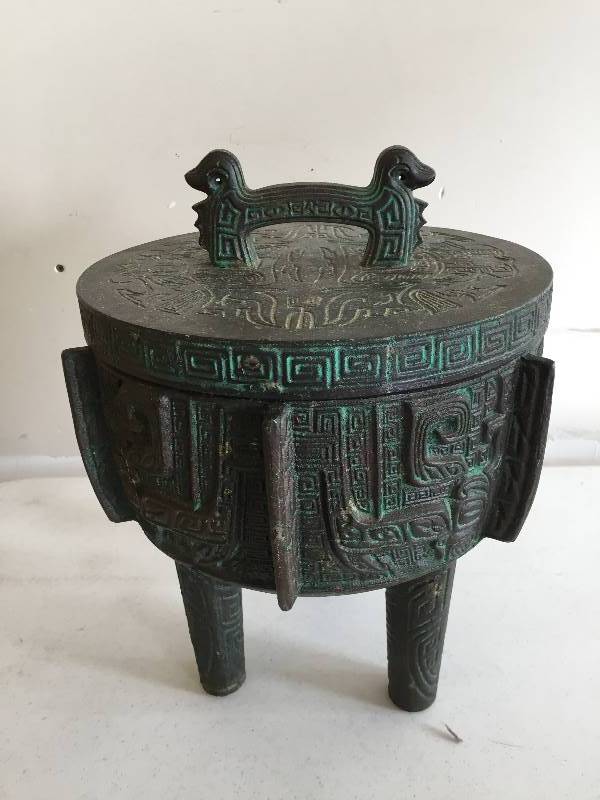 lot 40 image: Large Asian Style Ice Bucket