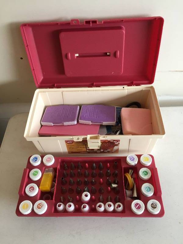 lot 46 image: Wilton Cake Decorating Set