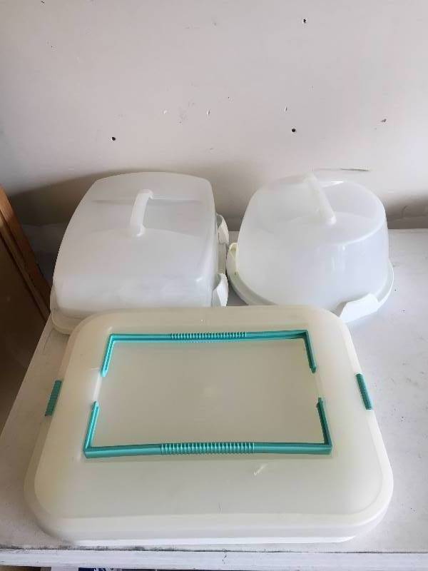 lot 56 image: Wilton Covered Cake & Cupcake Carriers
