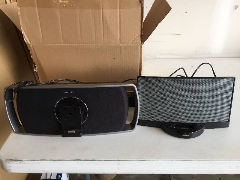 lot 61 image: Bose & Phillips Iphone Speakers
