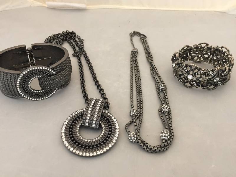 lot 338 image: Costume Jewelry Sets - Necklaces & Bracelets