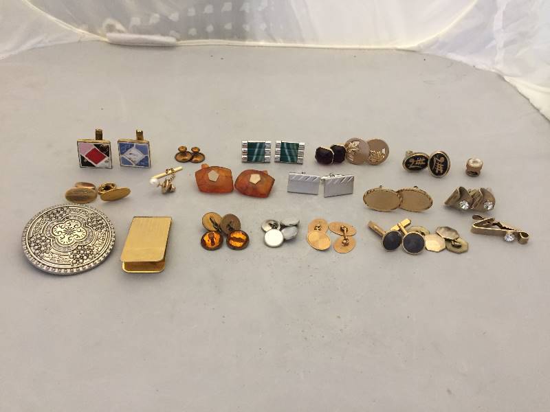 lot 345 image: Vintage Money Clips & Cufflinks