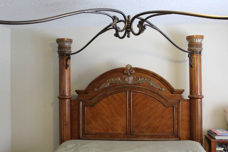 lot 4 image: Four Poster Bed - Cal King