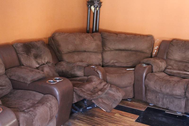 lot 8 image: Three Piece Sectional