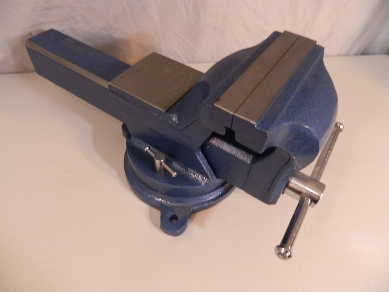 lot 2 image: New LARGE Bench Vise
