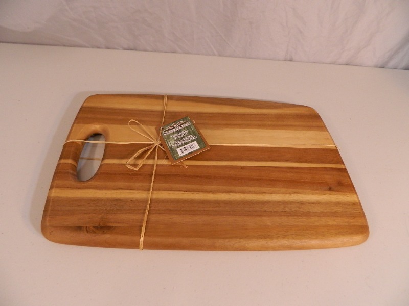 lot 8 image: New Bahama Board Cutting Board