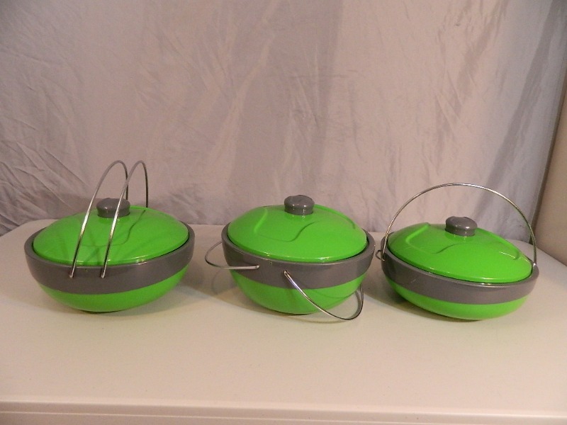 lot 24 image: 3 New Carrying Bowls with Lids  Lunchboxes